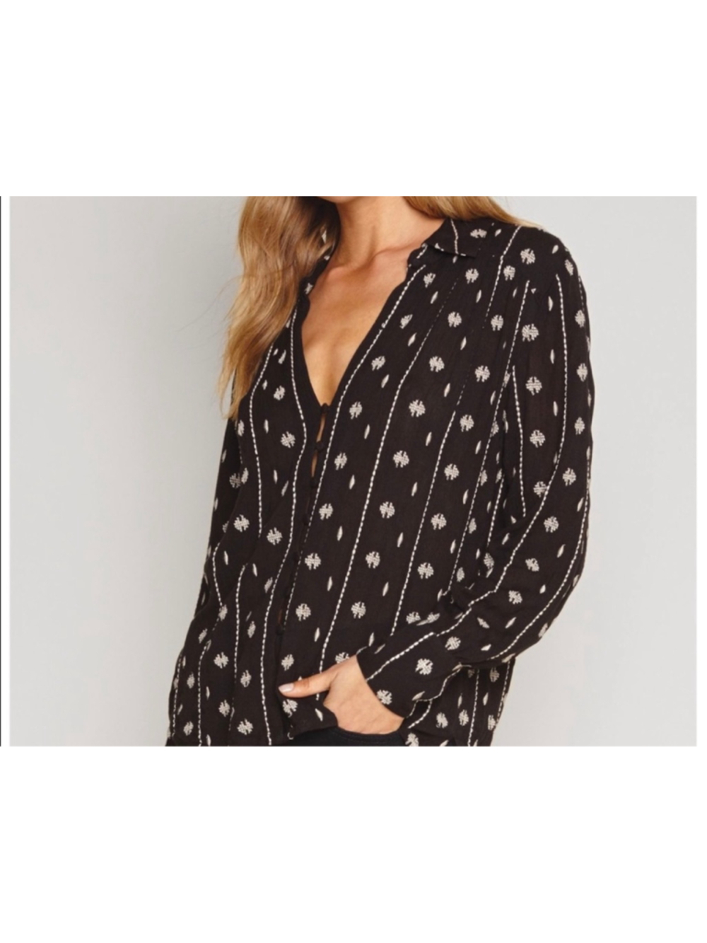 Women's Amuse Society Button Down Shirt Medium Black Beige Embroidered
318